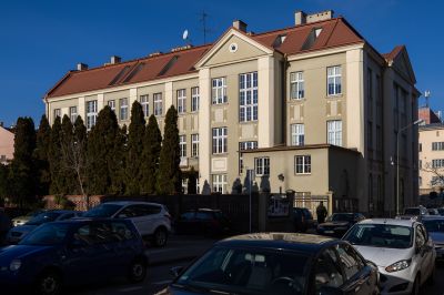 Żydowski Dom Ludowy z lat 1926-1929, obecny Wojew&oacute;dzki Dom Kultury przy ul. Okrzei 7. Widok wsp&oacute;łczesny na elewację południową od strony ul. Okrzei. Fot. Grzegorz Bukała